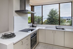 Apartment, 3 Bedrooms | Private kitchen - Avalanche 6 - Sophisticated style & modern comfort with a central location (Jindabyne)