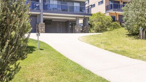 Exterior - Acacia 2 - Luxurious Holiday Townhouse (Jindabyne)
