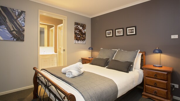Townhome, 3 Bedrooms | 3 bedrooms, free WiFi, bed sheets - Acacia 2 - Luxurious Holiday Townhouse (Jindabyne)