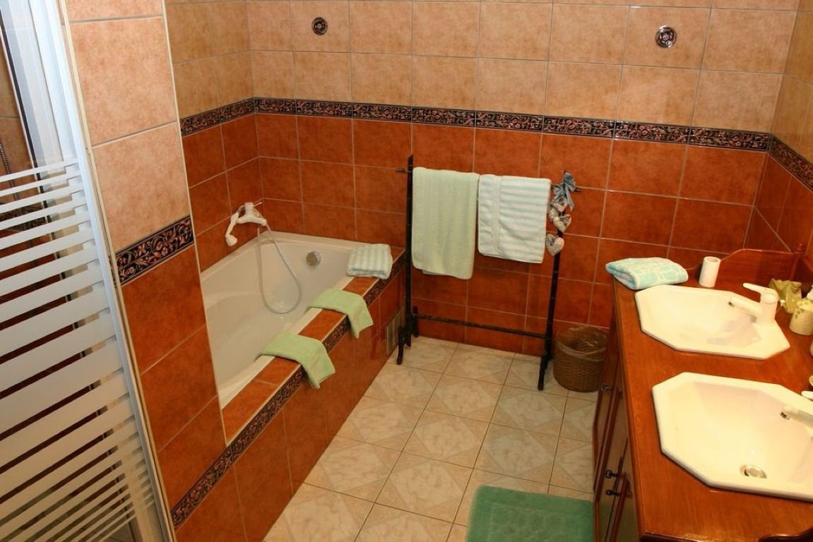 Une salle de bain avec une baignoire, un lavabo et des toilettes.