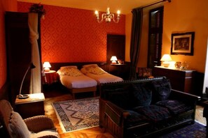 Triple Room | Soundproofing, iron/ironing board, free WiFi, bed sheets