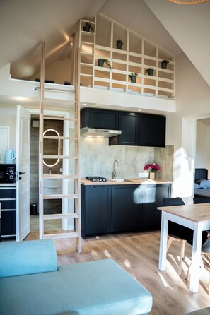 Elite Cottage, 1 Queen Bed, River View | Private kitchen - Chateau La Grange fort (Les Pradeaux)