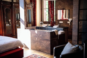 Deluxe Room | Select Comfort beds, individually decorated, individually furnished - Chateau La Grange fort (Les Pradeaux)