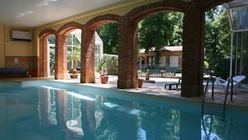 Una piscina techada, una piscina al aire libre de temporada