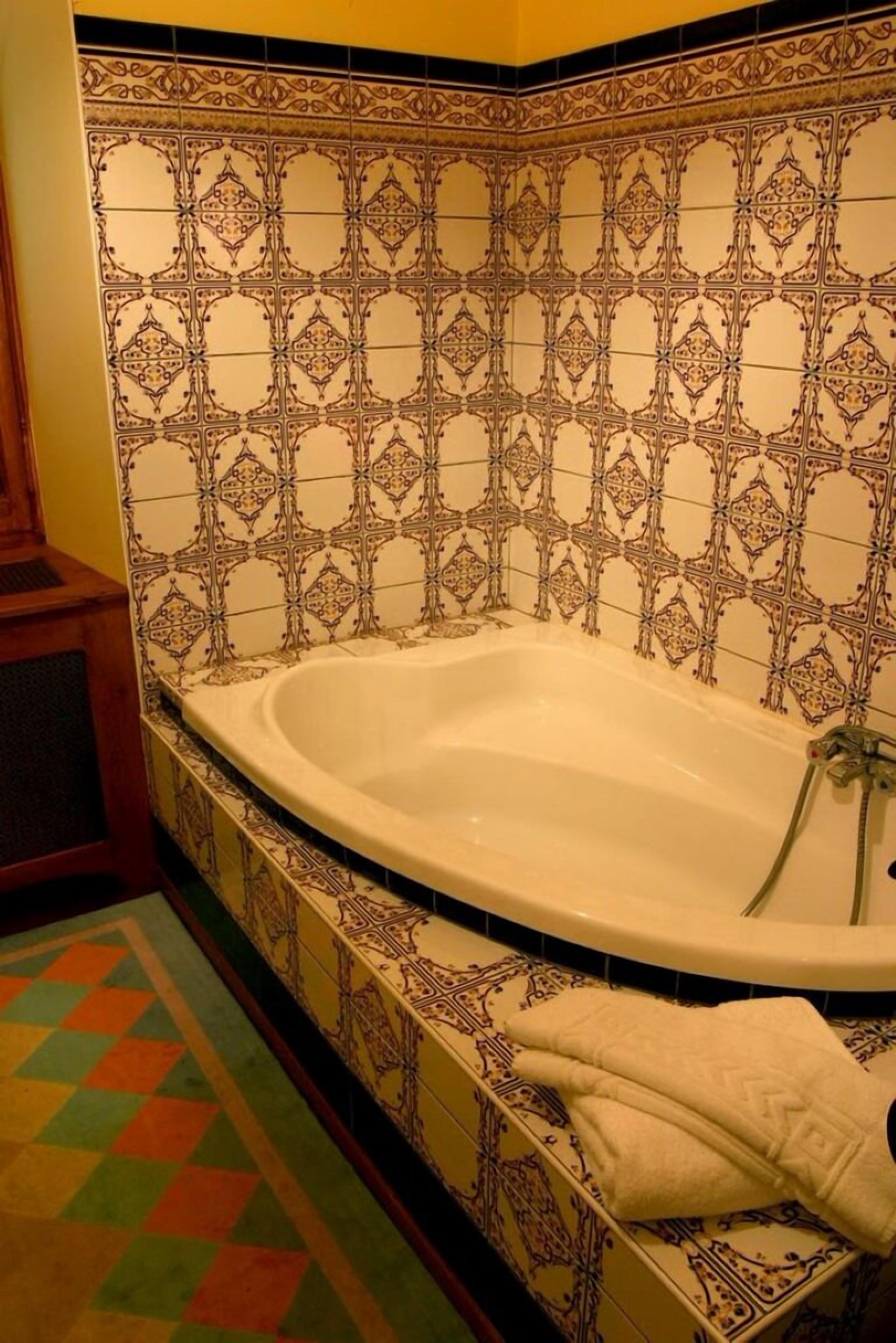 family room | deep-soaking bathtub