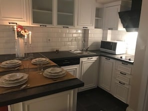 Kamar Double Deluks | Dapur kecil pribadi | Kompor, mesin pencuci piring, dan ketel listrik