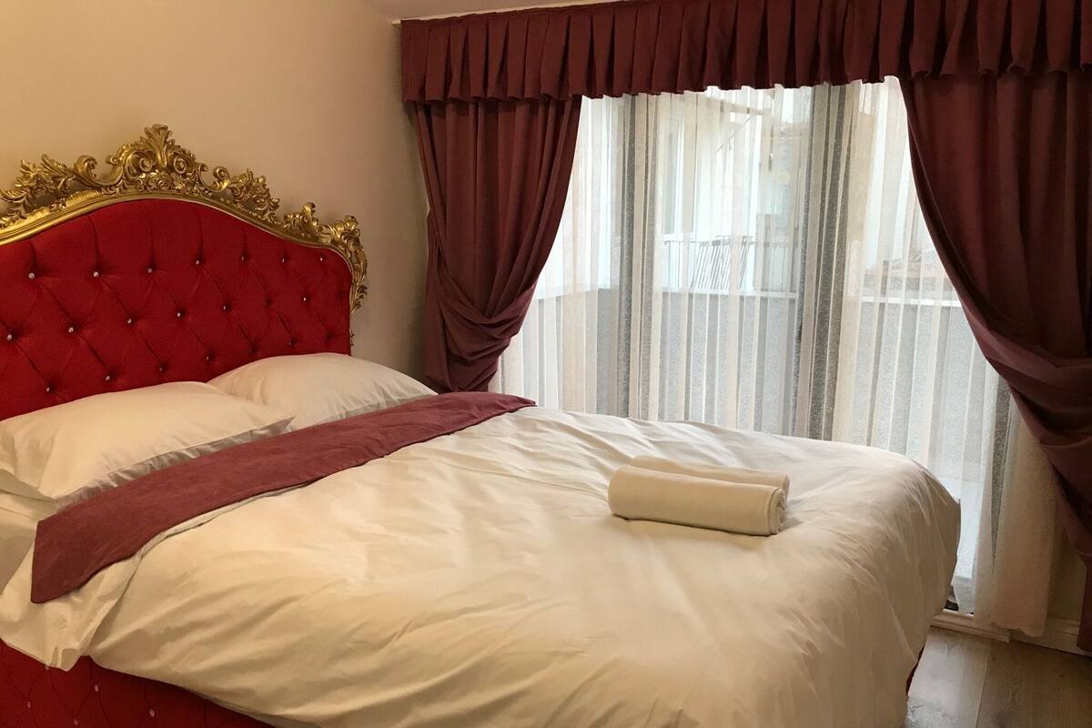 خزنة داخل الغرفة ومكتب وواي فاي مجانًا