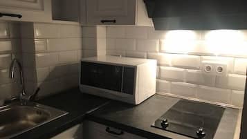 Stovetop, dishwasher, electric kettle, cookware/dishes/utensils