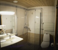 Habitación superior | Baño | Ducha, secador de pelo, toallas y jabón