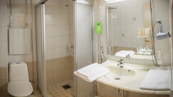 Ducha, secador de pelo, toallas, jabón