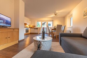 Leilighet – comfort, 2 soverom, ikke-røyk, fjellutsikt (Kitzblick) | Oppholdsområde | En 55-tommers Flatskjerm-TV med kabel-kanaler samt TV og Netflix