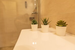 Comfort Apartment, 2 Bedrooms, Non Smoking, Mountain View (Kitzblick) | Bathroom - Tevini Alpine Apartments by we rent (Zell am See)