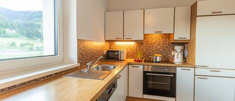 Premium Apartment, 1 Bedroom, Mountain View, Slope side | Private kitchen | Fridge, microwave, oven, stovetop