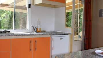 Mobile Home | Private kitchenette | Fridge, microwave, oven, stovetop