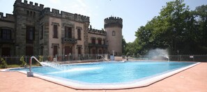 Seasonal outdoor pool, open 10:00 AM to 8:00 PM, pool umbrellas - Camping La Grange Fort (Les Pradeaux)