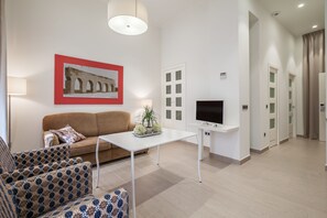 Leilighet – premium, 2 soverom, 2 bad (1B) | Oppholdsområde | Flatskjerm-TV