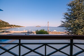 Deluxe Villa, 5 Bedrooms, Beachfront | Terrace/patio