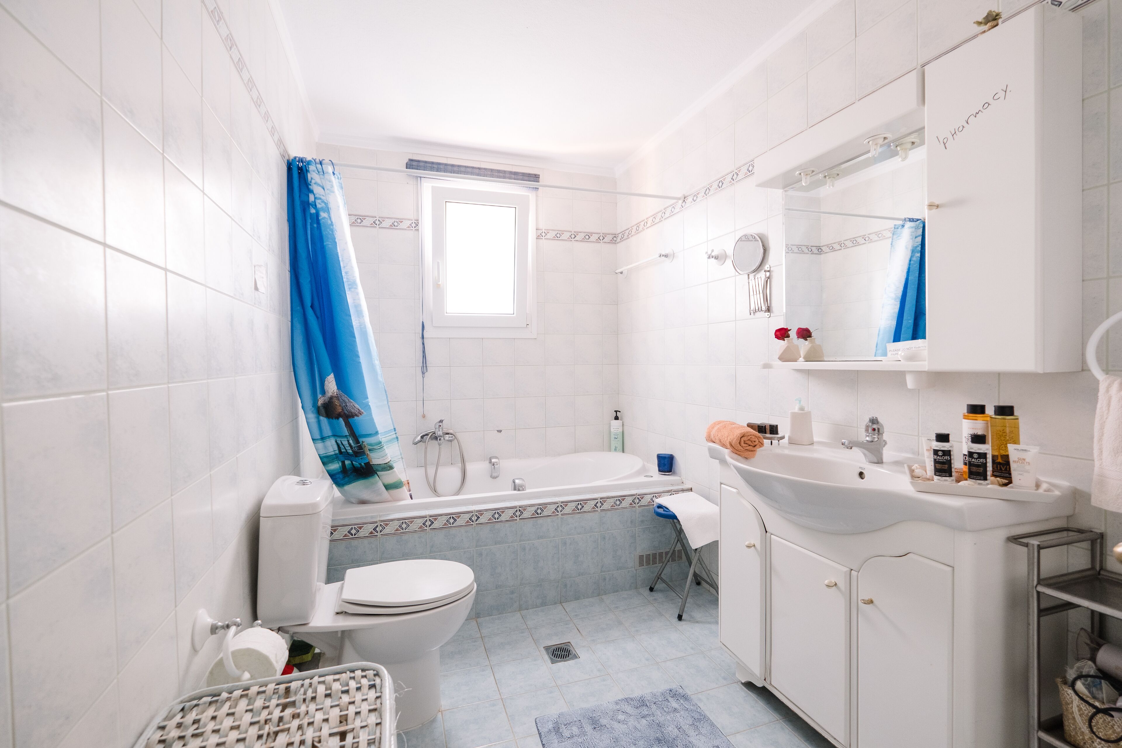 Vil·la Deluxe, 5 dormitoris, primera línia de platja | Bany | Banyera i dutxa independents i articles de tocador gratuïts 