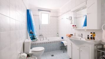 豪華別墅, 5 間臥室, 海濱 | 浴室 | 獨立浴缸及淋浴設備、免費梳洗用品、風筒、浴袍