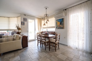 Deluxe Villa, 5 Bedrooms, Beachfront | In-room dining