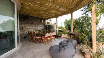 Deluxe Villa, 5 Bedrooms, Beachfront | Fan