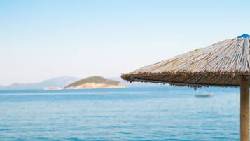 海灘、躺椅、太陽傘、沙灘巾