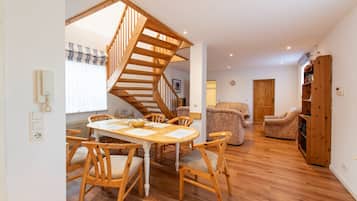 Comfort Duplex, 3 Bedrooms (3) | Living area | Flat-screen TV