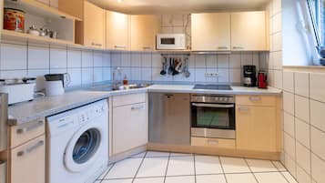 Comfort Duplex, 3 Bedrooms (3) | Private kitchen | Full-sized fridge, microwave, oven, stovetop