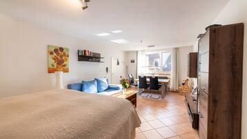 Comfort-Studiosuite, 1 King-Bett, Erdgeschoss (2) | Wohnbereich | Flachbildfernseher