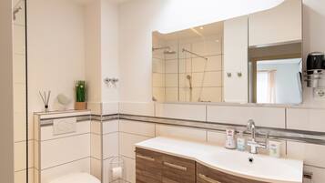 Comfort-Apartment, 1 King-Bett (5) | Badezimmer | Haartrockner