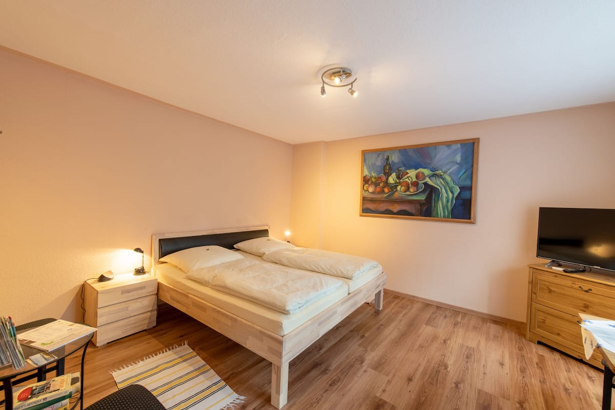 Comfort studio, 1 kingsize bed, op benedenverdieping (1) | Luxe beddengoed, een bureau, verduisterende gordijnen