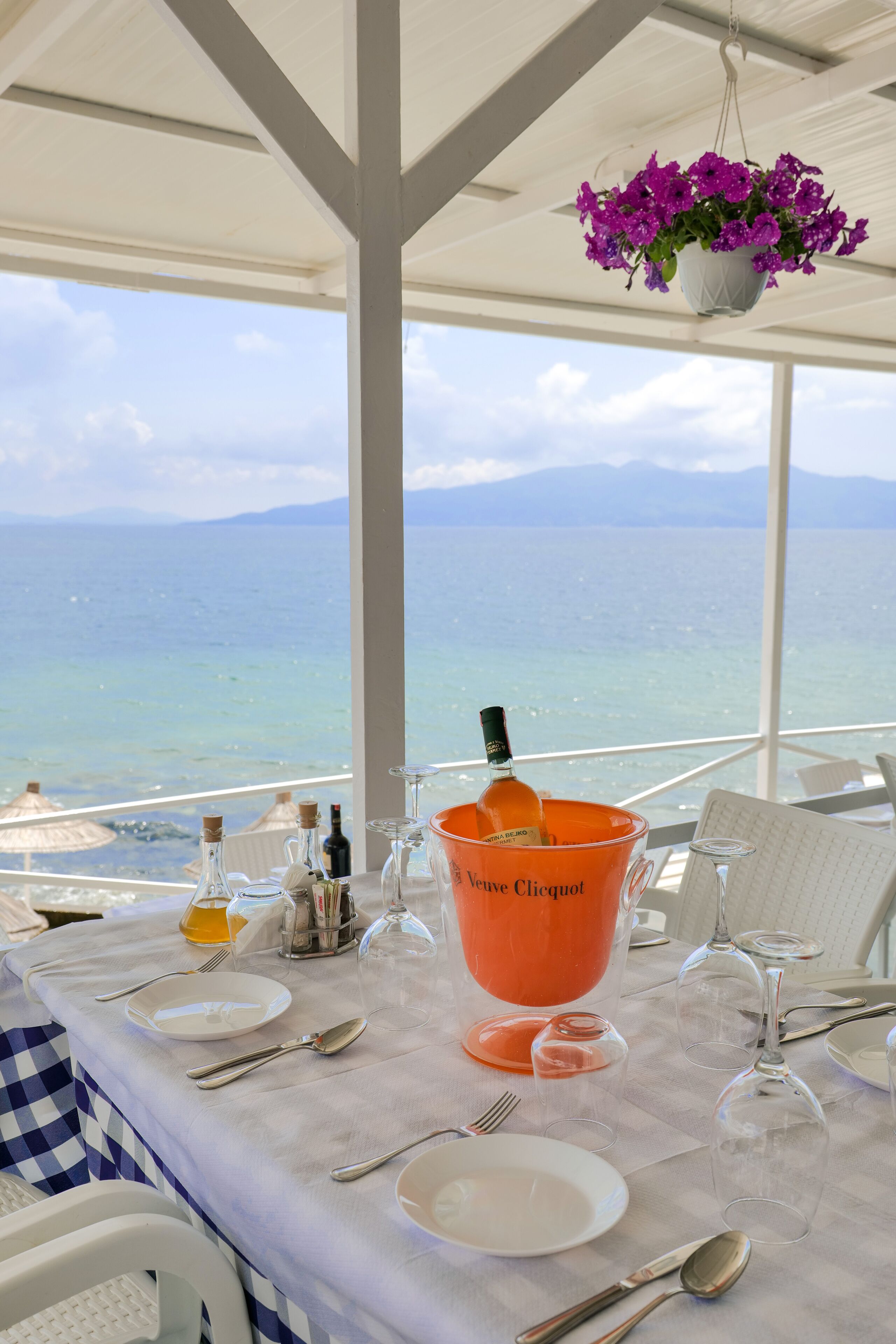 breakfast, lunch and dinner served