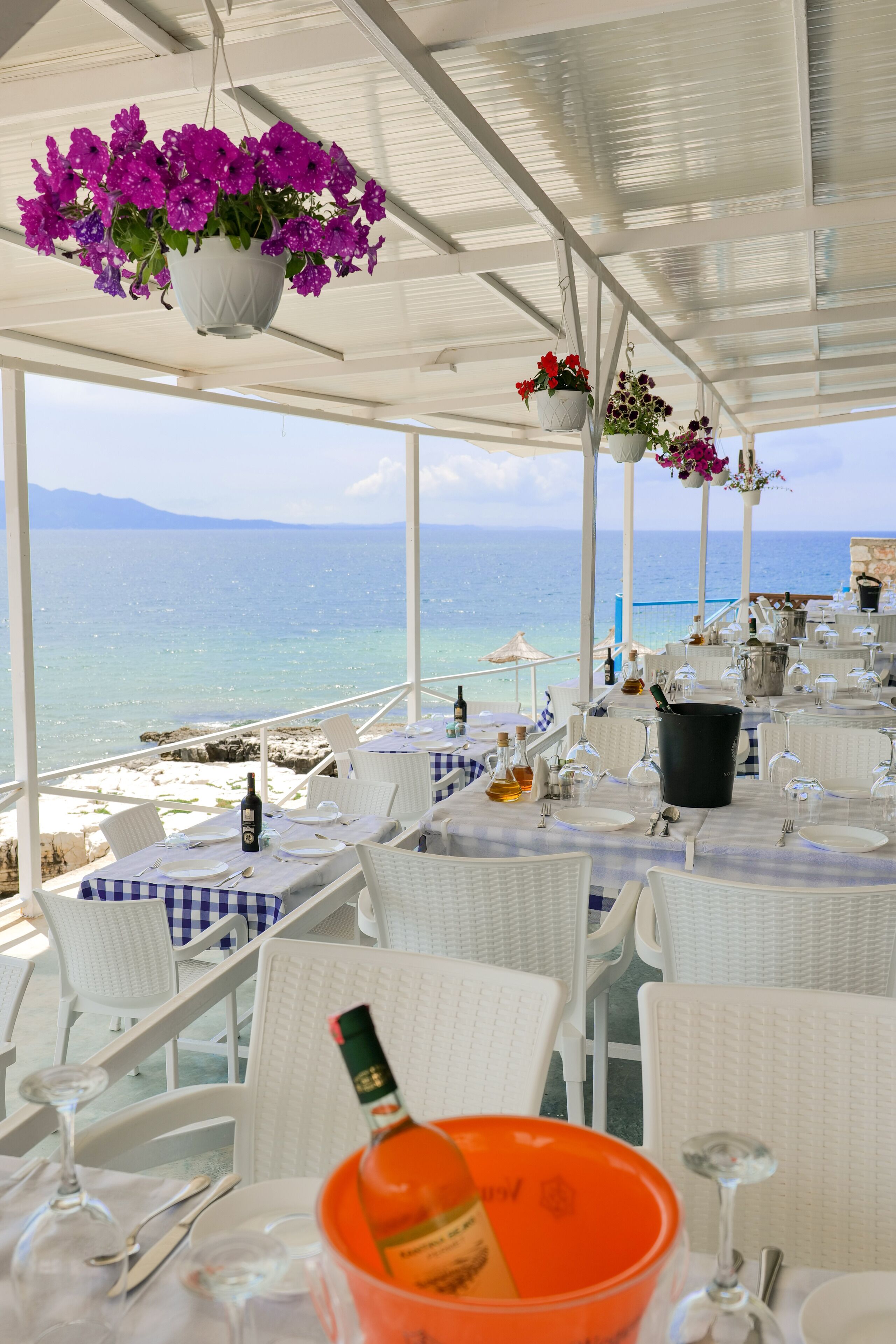 Breakfast, lunch and dinner served