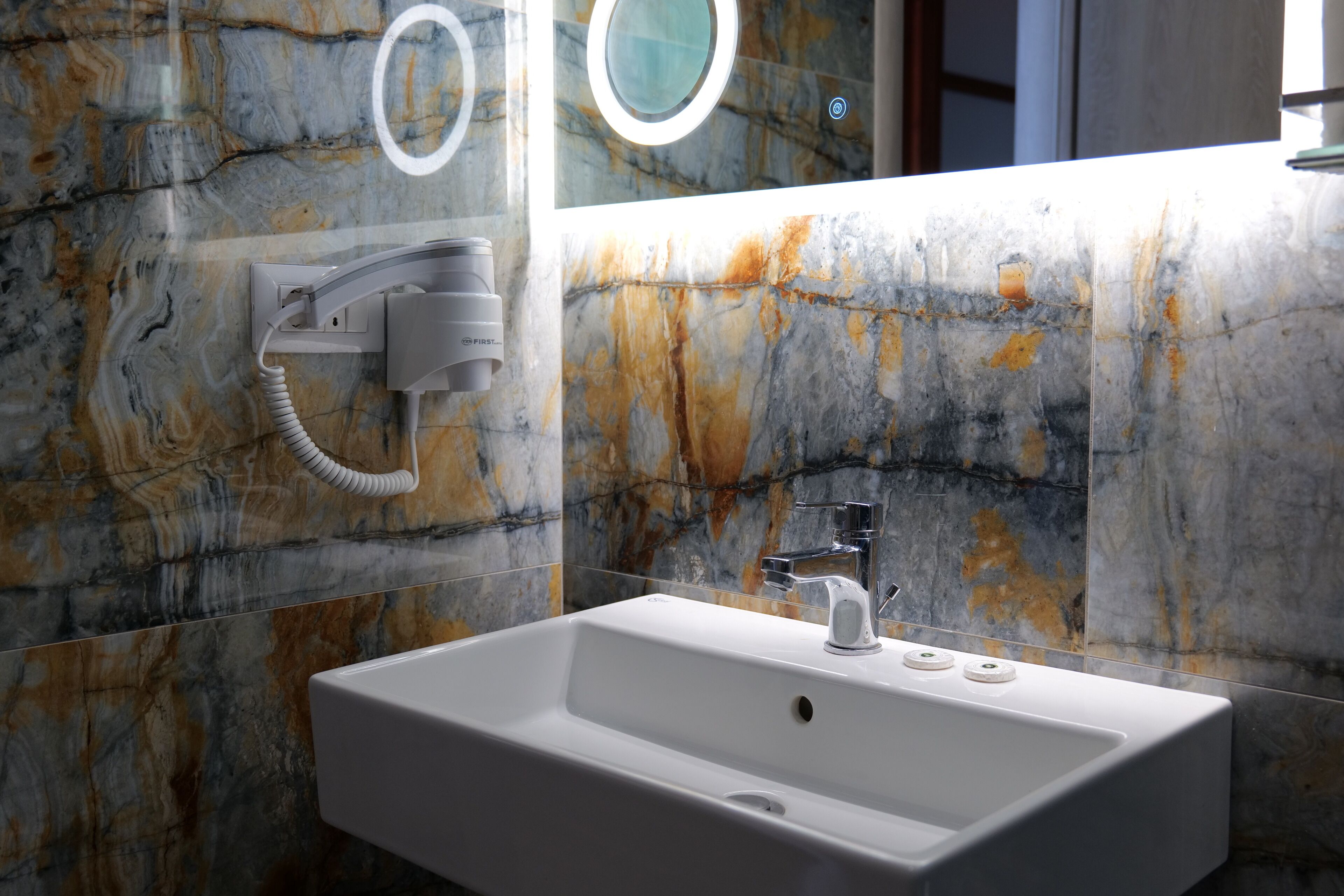 deluxe room, sea view | bathroom | shower, free toiletries, towels