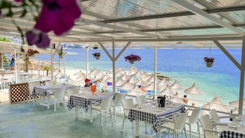 Serveert ontbijt, lunch en diner