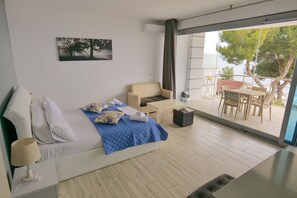 Minibar, free WiFi, bed sheets - Oceanic Overview Suites (Sarandë)