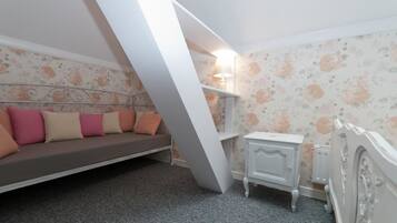 ห้องแฟมิลี่ (23; bed king-size + small bed 170x90) | 1 ห้องนอน, ผ้าม่านกันแสง, เตารีด/โต๊ะรีดผ้า, Wi-Fi ฟรี