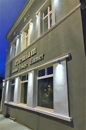 Front of property - evening/night - PREMIUM - Bed & Breakfast (Malbork)