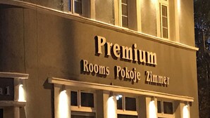 A building with a sign that reads "Premium Rooms Pokoje Zimmer." - PREMIUM - Bed & Breakfast (Malbork)