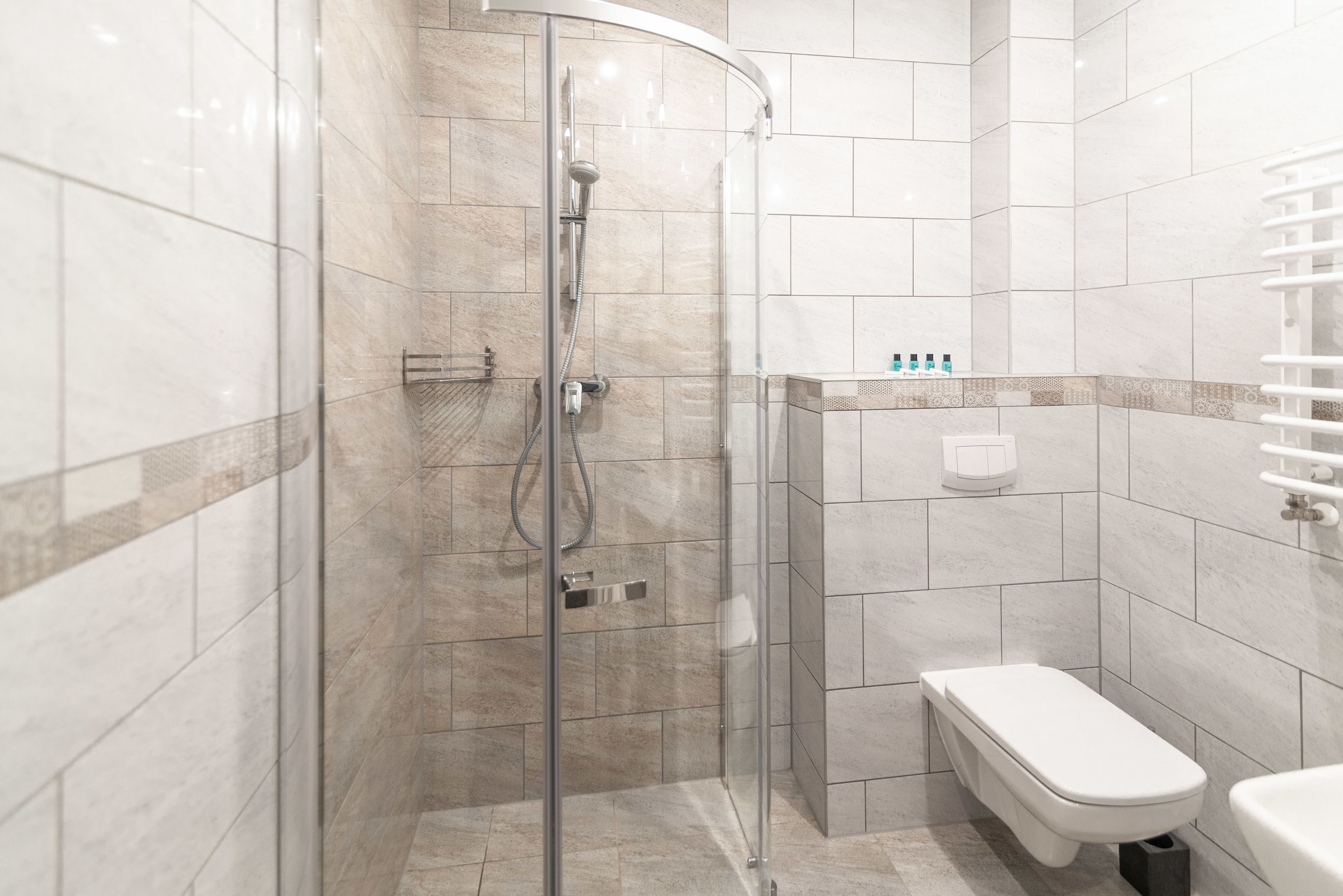 Pokoj czteroosobowy (1) | Bathroom | Shower, towels