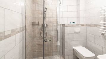 Pokoj czteroosobowy (1) | Bathroom | Shower, towels