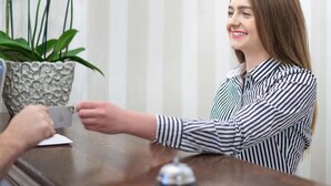 A reception desk with a potted plant and a card reader. - PREMIUM - Bed & Breakfast (Malbork)