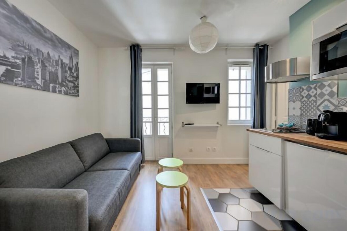 Wohnbereich | 102-cm-Flachbildfernseher mit Satellitenempfang, Fernseher
