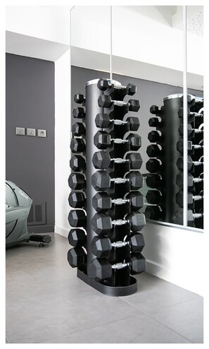 A modern gym with a wall-mounted dumbbell rack. - Urban Loft & Spa Marseille (Marseille)