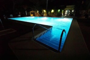 Seasonal outdoor pool, open 10 AM to 7 PM, sun loungers - Kampaoh Tarifa (Tarifa)