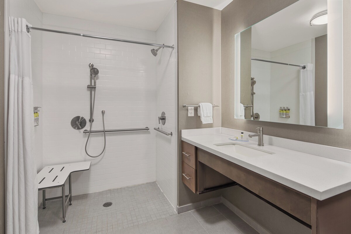 ห้องสตูดิโอสวีท, เตียงคิงไซส์ 1 เตียง, ห้องครัว (Mobility, Accessible Shower) | เครื่องนอนระดับพรีเมียม, เตียง Tempur-Pedic, ตู้นิรภัยในห้องพัก