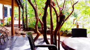 豪華三人房, 1 間臥室, 花園景觀, 花園 | 客房內保險箱、書桌、筆電工作空間、隔音