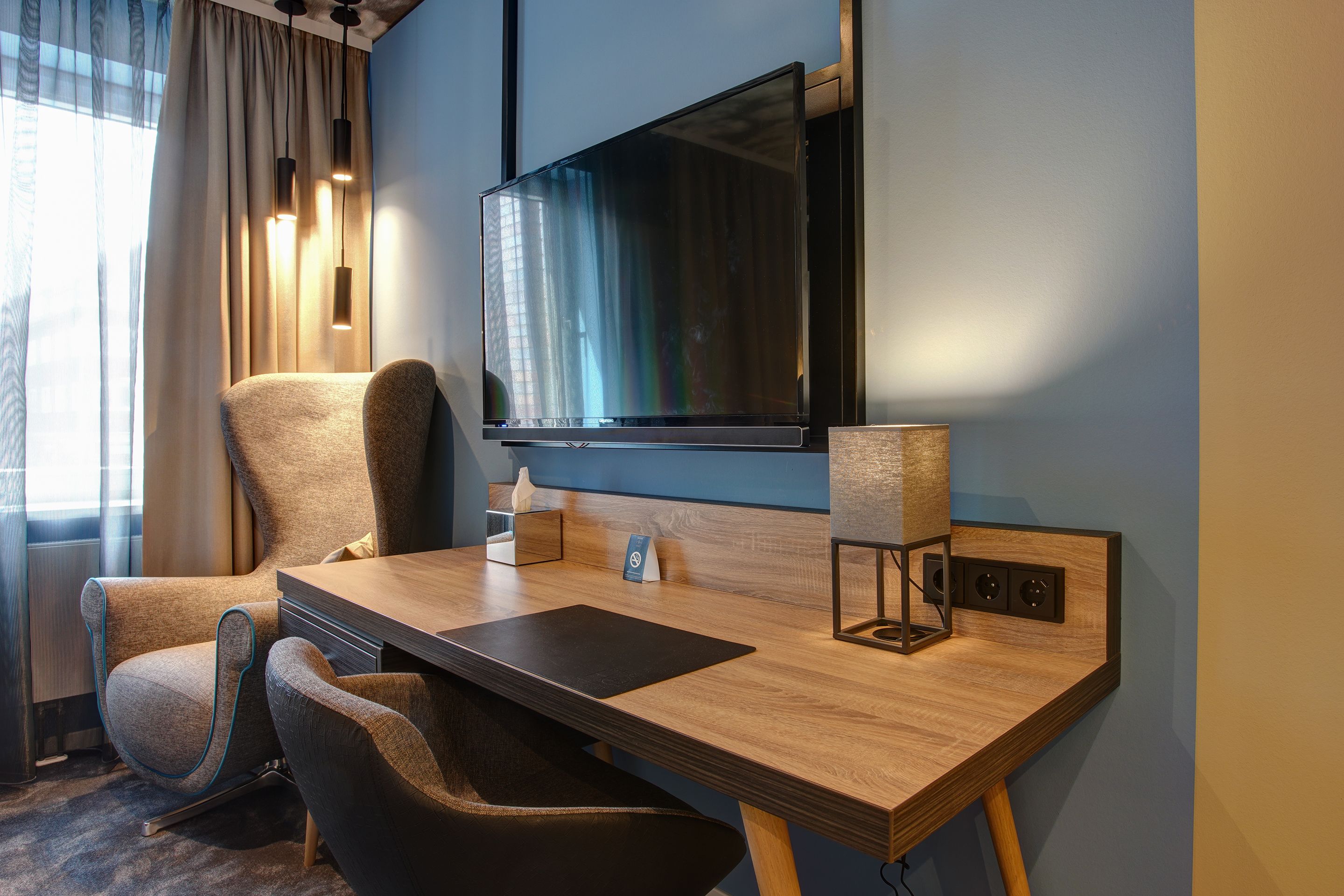 standard single room | hypo-allergenic bedding, in-room safe, desk, blackout curtains