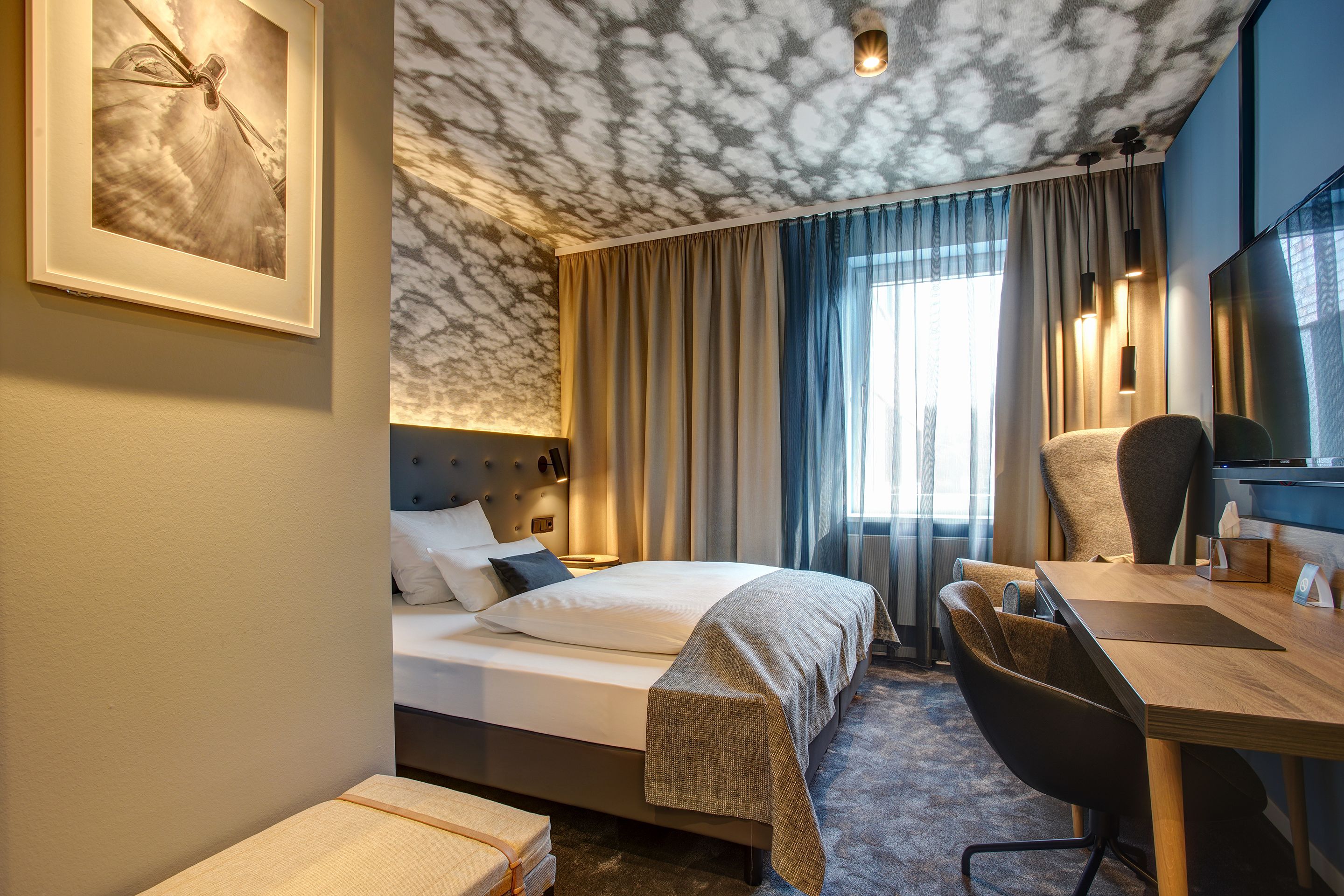 standard single room | hypo-allergenic bedding, in-room safe, desk, blackout curtains