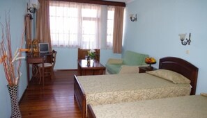 Minibar, strykejern/-brett og barnesenger (inkludert)